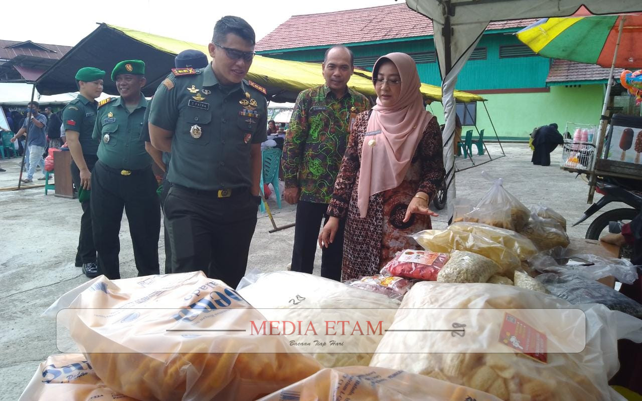Bupati Berau, Sri Juniarsih (kanan) bersama Dandim 0902/BRU, Letkol (Inf) Dony Fatra (kiri) saat meninjau langsung bazar murah ramadhan. [Christian / Mediaetam.com]