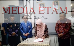 Bupati Berau, Sri Juniarsih (tengah) saat melakukan penandatanganan MoU kerjasama dengan Rektor UMB, Dr. H. Muhammad Bayu (kedua dari kiri). [Christian / Mediaetam.com]