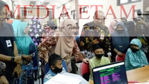 Bupati Berau, Sri Juniarsih bersama Kepala Dinsos Berau, Iswahyudi saat meninjau langsung pemberian BLT kepada anak yatim piatu di Gedung Dinsos Berau, Tanjung Redeb, pada Jumat (14/4/2023). [Christian / Mediaetam.com]