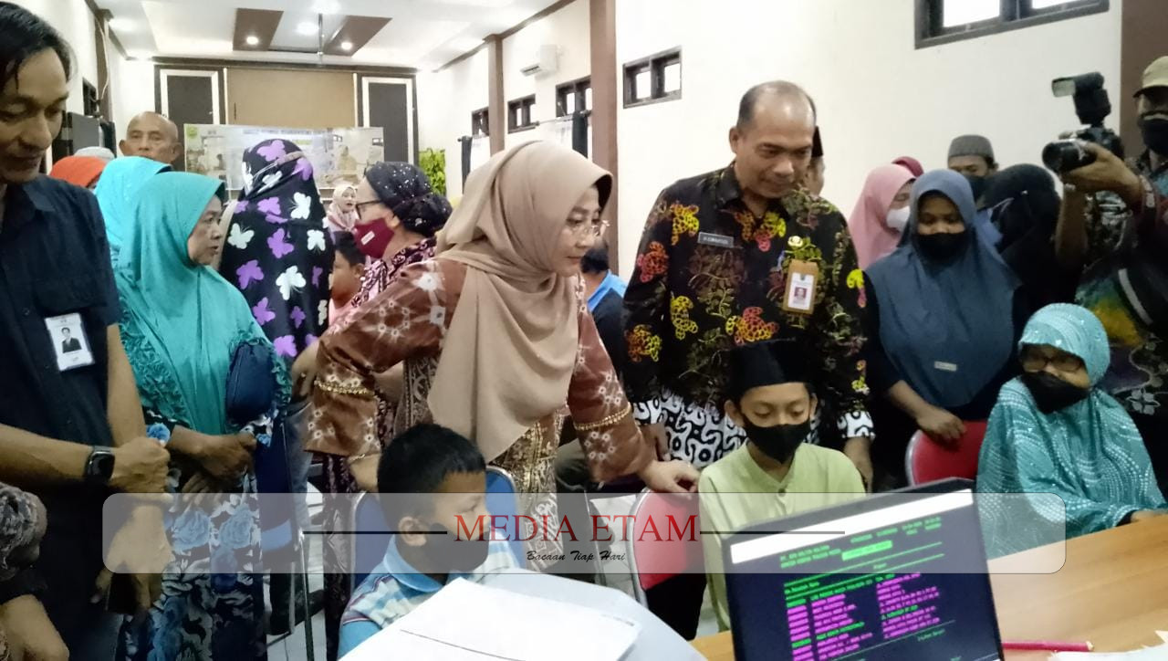 Bupati Berau, Sri Juniarsih bersama Kepala Dinsos Berau, Iswahyudi saat meninjau langsung pemberian BLT kepada anak yatim piatu di Gedung Dinsos Berau, Tanjung Redeb, pada Jumat (14/4/2023). [Christian / Mediaetam.com]