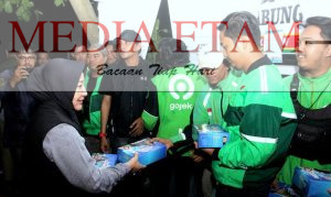 Bupati Berau, Sri Juniarsih (kiri) saat membagikan makanan dan bingkisan kepada pengendara ojek online. [Christian / Mediaetam.com]