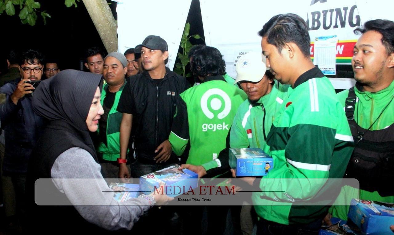 Bupati Berau, Sri Juniarsih (kiri) saat membagikan makanan dan bingkisan kepada pengendara ojek online. [Christian / Mediaetam.com]