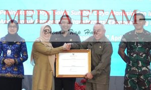 Bupati Berau, Sri Juniarsih (kiri) bersama Gubernur Kalimantan Timur, Isran Noor (kanan) saat menerima penghargaan pembangunan daerah Kaltim 2023. [Prokopim Setkab Berau / Mediaetam.com]