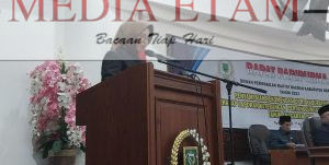 Wakil Ketua I DPRD Berau Syarifatul Syadiah saat menyampaikan evaluasi dan rekomendasi terhadap LKPJ Berau Tahun Anggaran 2022. [Elton Wada / Mediaetam.com]