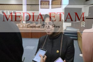 Wakil Ketua I DPRD Berau Syarifatul Syadiah, saat membacakan Rekomendasi DPRD Berau terhadap LKPJ Bupati Berau Tahun Anggaran 2022. [Elton Wada / Mediaetam.com]