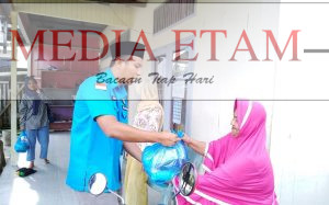Ketua DPD KNPI Berau, Hardiansyah saat membagikan paket sembako pada salah satu warga di Kelurahan Karang Ambon, Tanjung Redeb pada Jumat (14/4/2023). [Christian/ Mediaetam.com]