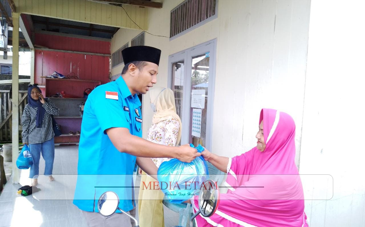 Ketua DPD KNPI Berau, Hardiansyah saat membagikan paket sembako pada salah satu warga di Kelurahan Karang Ambon, Tanjung Redeb pada Jumat (14/4/2023). [Christian/ Mediaetam.com]