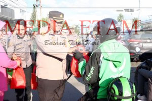 Kapolres Berau AKBP Sindhu Brahmarya saat membagikan takjil kepada salah satu pengguna jalan. [Humas Polres Berau / Mediaetam.com]