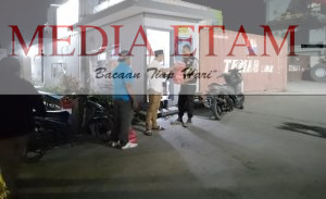 Ketua DPD KNPI Berau, Hardiansyah saat memberikan bekal sahur kepada petugas yang berjaga malam di kawasan Tanjung Redeb, Minggu (16/4/2023). [Christian / Mediaetam.com]