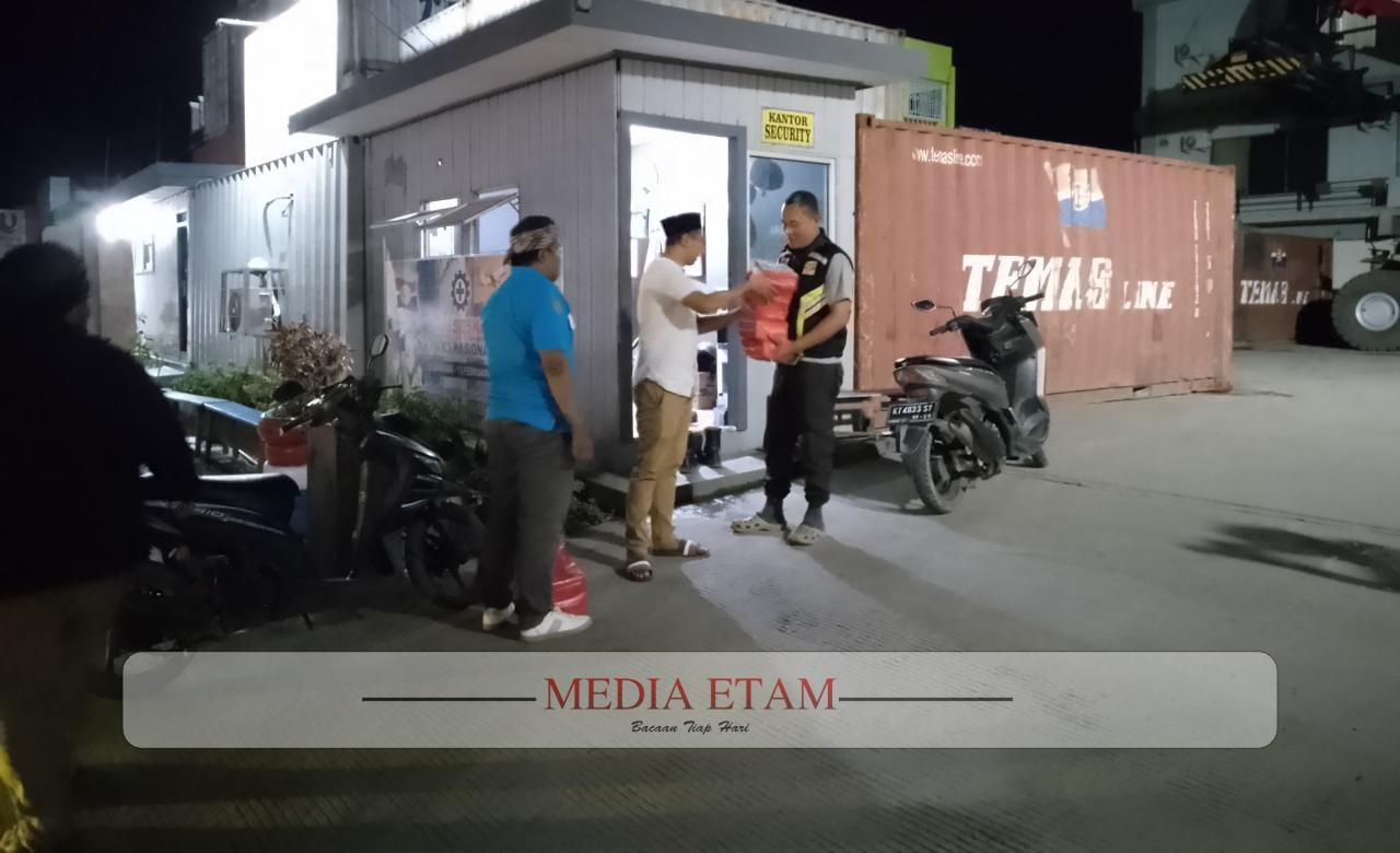 Ketua DPD KNPI Berau, Hardiansyah saat memberikan bekal sahur kepada petugas yang berjaga malam di kawasan Tanjung Redeb, Minggu (16/4/2023). [Christian / Mediaetam.com]