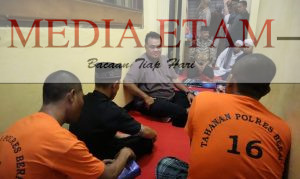 Momen Kapolres Berau, AKBP Sindhu Brahmarya saat Buka Puasa Bersama para tahanan. [Humas Polres Berau / Mediaetam.com]