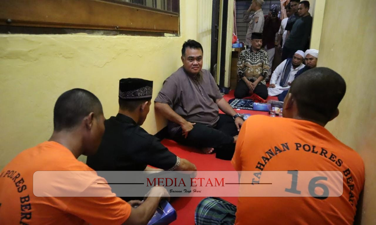 Momen Kapolres Berau, AKBP Sindhu Brahmarya saat Buka Puasa Bersama para tahanan. [Humas Polres Berau / Mediaetam.com]