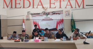 Pemkab Berau dalam hal ini (depan dari kiri ke kanan) Ketua Pengurus Masjid Baitul Hikmah, MUI Berau, Kemenag Berau, PHBI Berau, Diskominfo Berau, dan, Bagaian Hukum dan Perundang-undangan Berau; saat memberikan konferensi pers terkait klarifikasi atas video sambutan Bupati Berau yang viral di media sosial. [Elton Wada / Mediaetam.com]