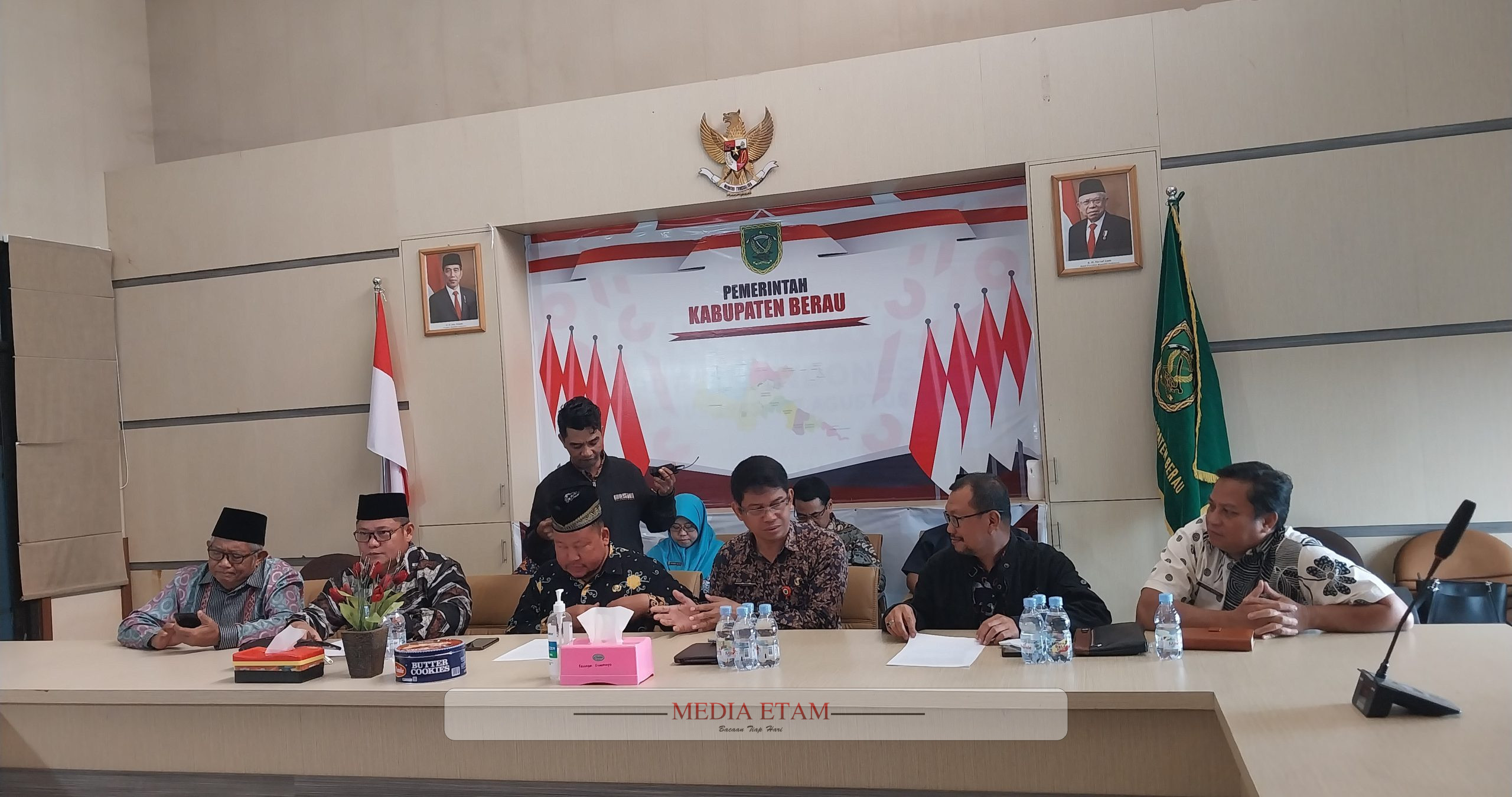 Pemkab Berau dalam hal ini (depan dari kiri ke kanan) Ketua Pengurus Masjid Baitul Hikmah, MUI Berau, Kemenag Berau, PHBI Berau, Diskominfo Berau, dan, Bagaian Hukum dan Perundang-undangan Berau; saat memberikan konferensi pers terkait klarifikasi atas video sambutan Bupati Berau yang viral di media sosial. [Elton Wada / Mediaetam.com]
