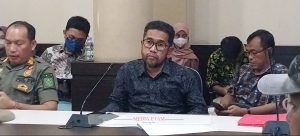 Pengawas Ketenagakerjaan Provinsi Kaltim wilayah Berau, Sab'an (depan-tengah). [Elton Wada / Mediaetam.com]