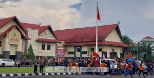 Federasi Konstruksi, Umum, dan Informal - Konfederasi Serikat Buruh Seluruh Indonesia (FKUI-KSBSI), saat melakukan aksi di depan Kantor Bupati Berau, Kamis (4/5/2023). [Elton Wada / Mediaetam.com]