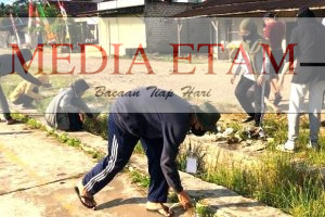 Kegiatan Gotong Royong. (Indah, Mediaetam.com)