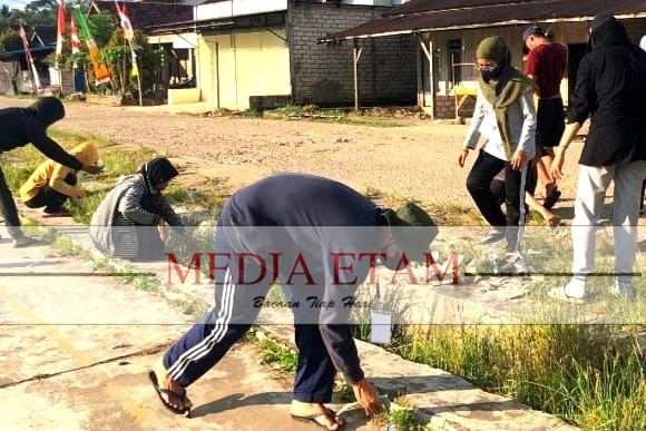 Kegiatan Gotong Royong. (Indah, Mediaetam.com)