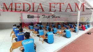Para WBP sedang mengikuti program kejar paket yang difasilitasi oleh Rutan Kelas IIB Tanjung Redeb bersama PKBM Anggrek Prestasi. [Christian / Mediaetam.com]
