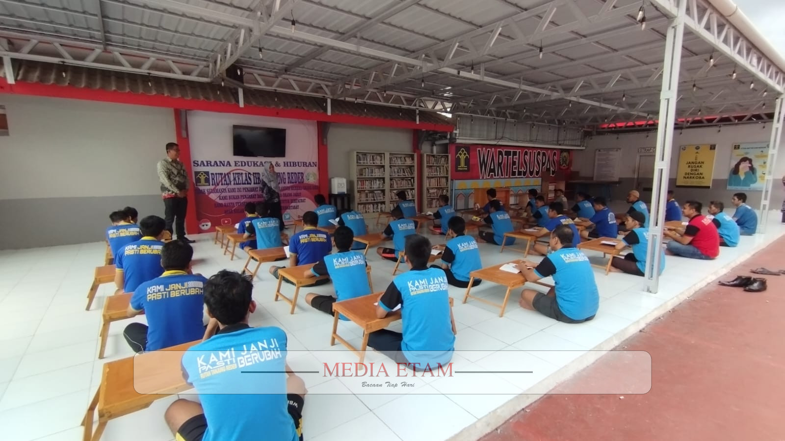 Para WBP sedang mengikuti program kejar paket yang difasilitasi oleh Rutan Kelas IIB Tanjung Redeb bersama PKBM Anggrek Prestasi. [Christian / Mediaetam.com]