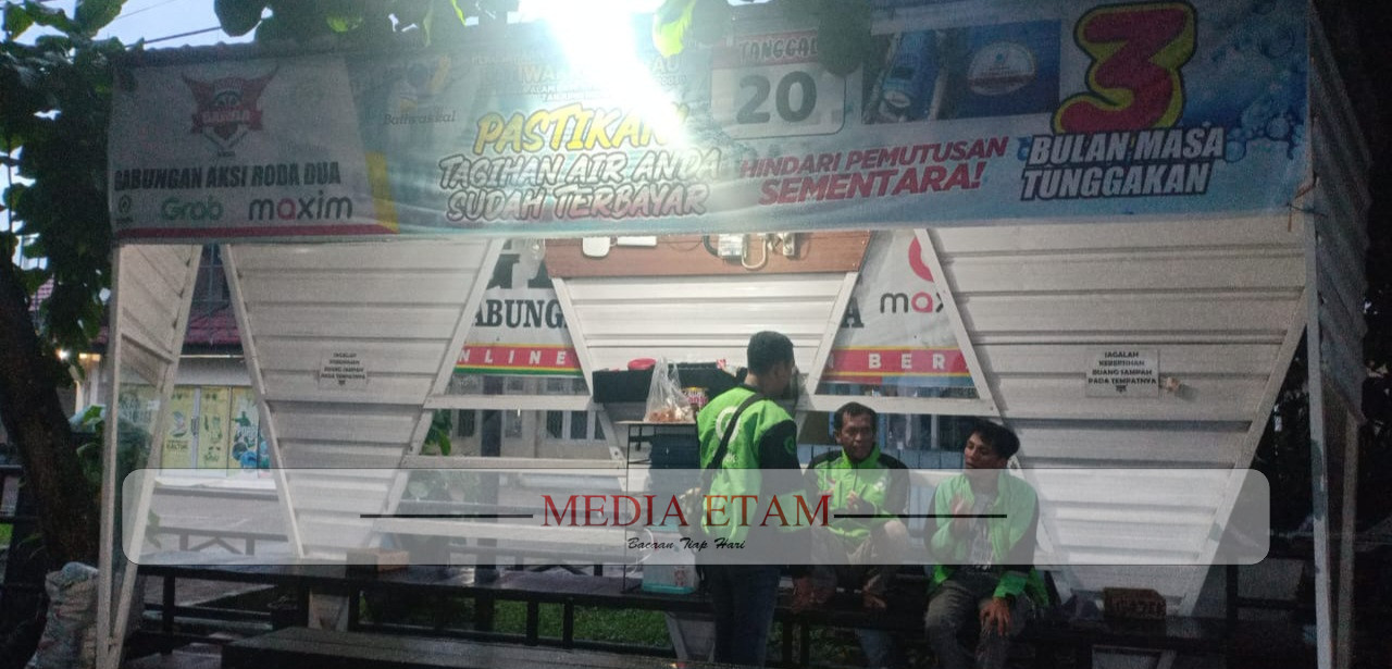 Beberapa driver ojol sedang menunggu orderan di halte Garde yang terletak di Jalan Mangga II Tanjung Redeb. [Dokumen Garda / Mediaetam.com]