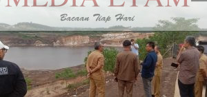 Tampak lokasi galian tambang batu bara yang jaraknya tidak sampai 50 meter dari badan jalan (Foto: Iswanto/Mediaetam.com).