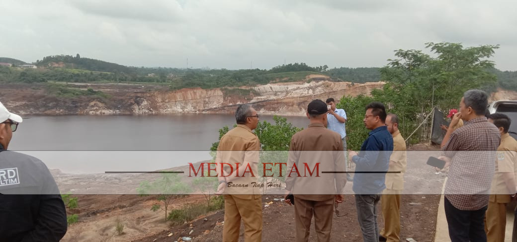 Tampak lokasi galian tambang batu bara yang jaraknya tidak sampai 50 meter dari badan jalan (Foto: Iswanto/Mediaetam.com).