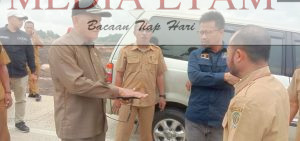 Wakil ketua DPRD Kalimantan Timur, Muhammad Samsun saat meninjau salah satu titik ruas jalan yang rusak di Samboja (Foto: Iswanto/Mediaetam.com).