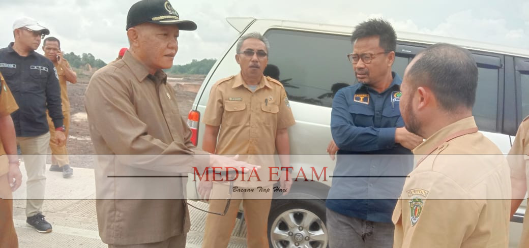 Wakil ketua DPRD Kalimantan Timur, Muhammad Samsun saat meninjau salah satu titik ruas jalan yang rusak di Samboja (Foto: Iswanto/Mediaetam.com).