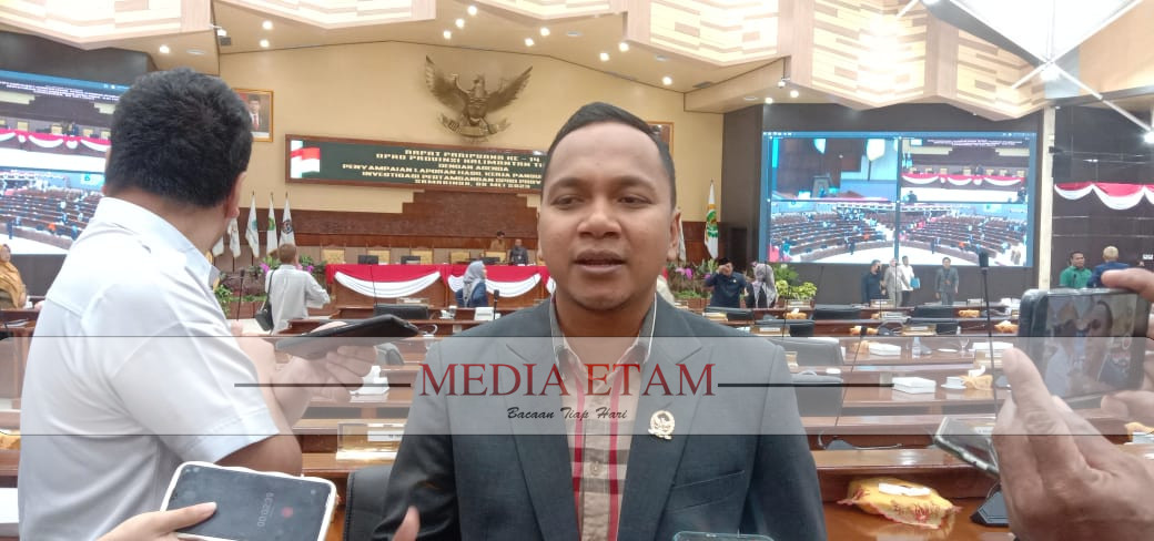Wakil ketua Pansus Investigasi Pertambangan DPRD Kaltim, Muhammad Udin saat diwawancarai awak media (Foto: Iswanto/Mediaetam.com).