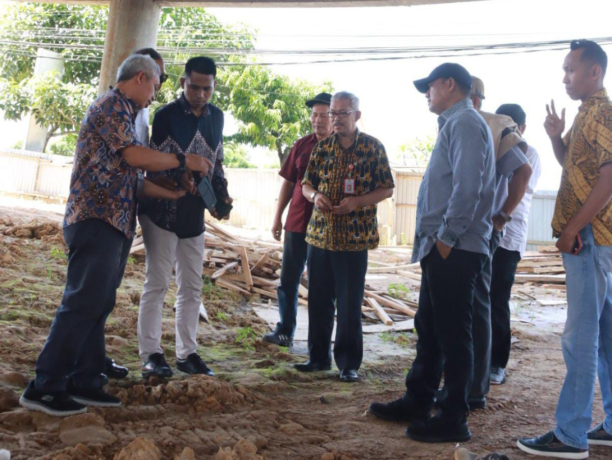 Pansus LKPJ Gubernur Kaltim saat meninjau bangunan Galeri UMKM di Kota Balikpapan (Foto: Humas DPRD Kaltim).