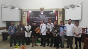 Foto : Sofyan Hasdam (tengah)jas putih Menyerahan Berkas Pendaftaran Kepada Rudiansyah Ketua KPU Kaltim (tengah) Baju Hitam.