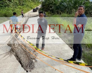 Ketua Komisi I DPRD Kaltim yang juga anggota Pansus LKPJ Gubernur Kaltim, Baharuddin Demmu saat meninjau kondisi jalan di Desa Salo Cella (Foto: Sapri Maulana/Mediaetam.com).