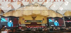 Ketua Komisi I DPRD Kaltim, Baharuddin Demmu saat membacakan laporan akhir hasil pembahasan Raperda (Foto: Iswanto/Mediaetam.com).