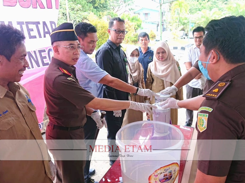 Kejari Kukar saat melakukan pemusnahan barang bukti. (Indah/Mediaetam.com)