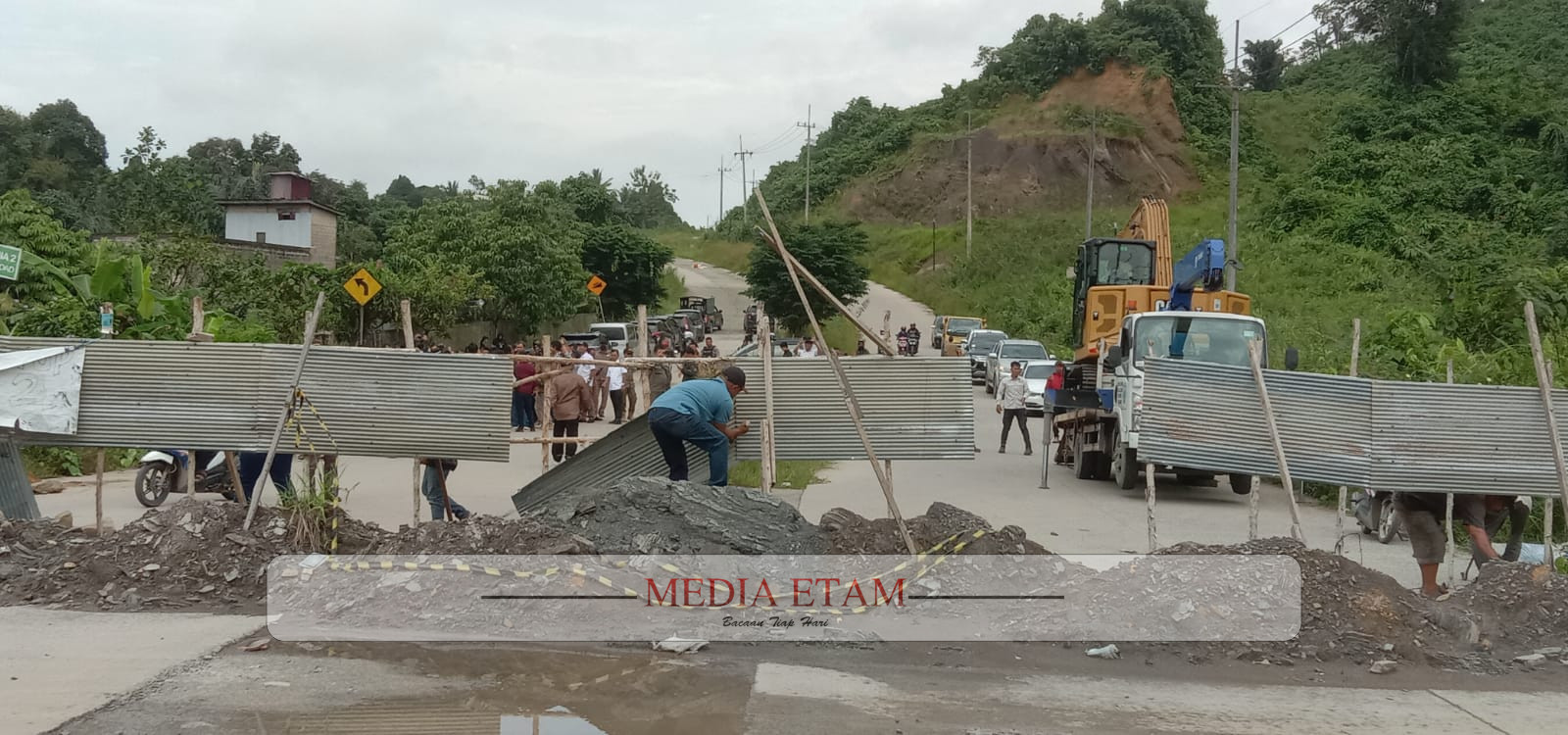 Tampak warga di kawasan Ring Road II saat membuka kembali pagar yang melintang di Jalan (Foto: Iswanto/Mediaetam.com).