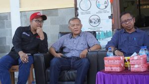 Wakil ketua DPRD Kalimantan Timur (tengah) saat memberikan bantuan bibit budidaya rumput laut di Kecamatan Samboja (Foto: Istimewa).