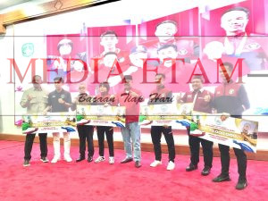 Penyerahan simbolis bonus atlet berprestasi Kukar. (Indah, Mediaetam.com)