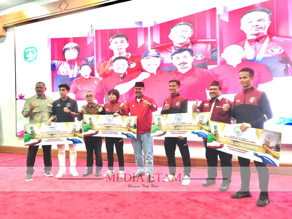 Penyerahan simbolis bonus atlet berprestasi Kukar. (Indah, Mediaetam.com)