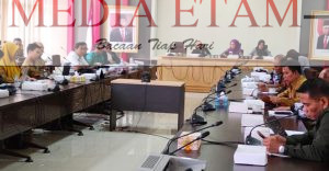 Komisi IV DPRD Kalimantan Timur saat melaksanakan RDP bersama forum Guru PPPK (Foto: Iswanto/Mediaetam.com).