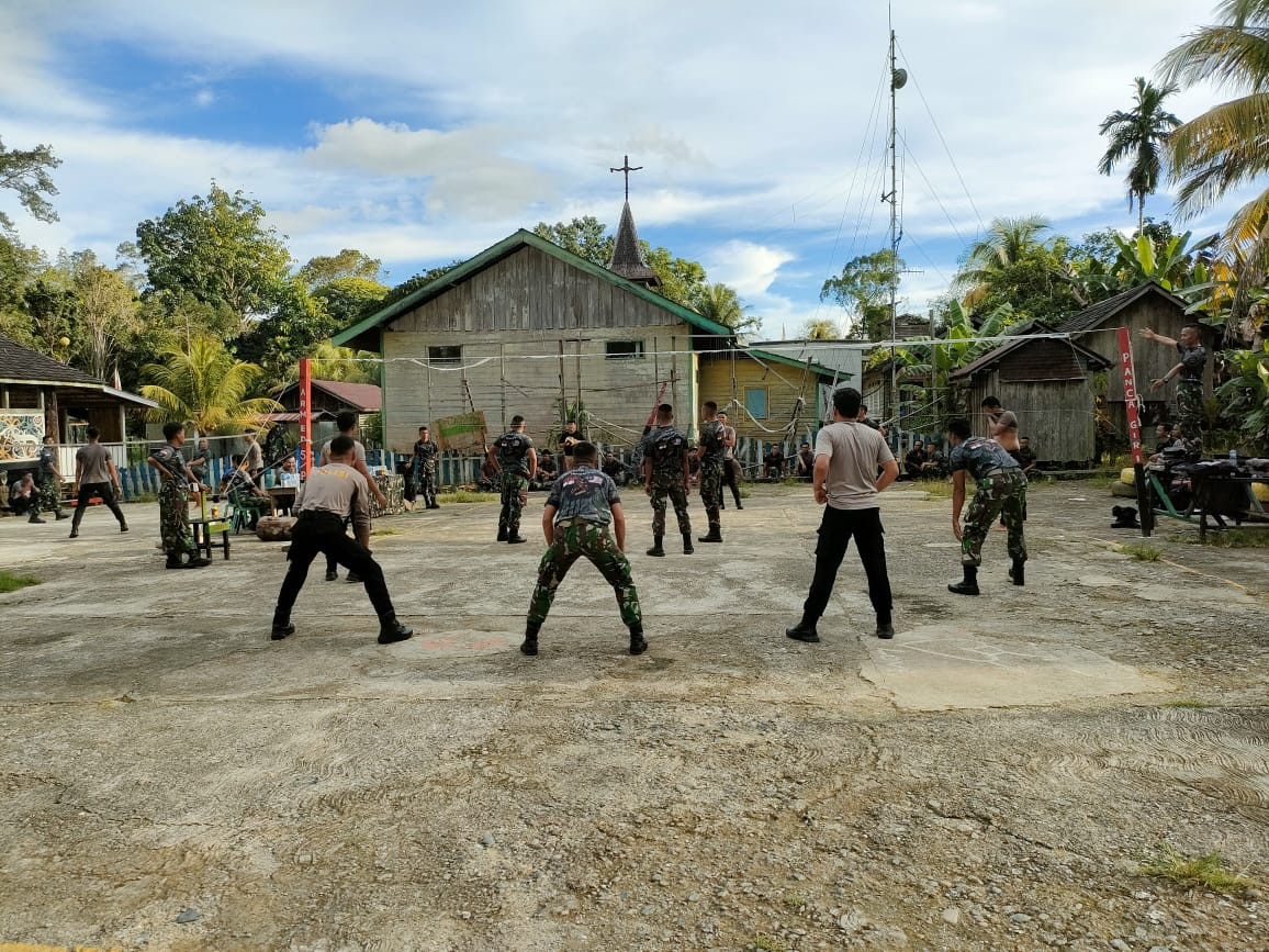 Personel TNI-POLRI di Wilayah Perbatasan saat melaksanakan olahraga bersama (Foto Satgas Pamtas RI-Malaysia Yonarmed 5 Pancagiri).