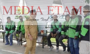 Wakil Bupati Berau, Gamalis saat bertandang ke markas para Ojol berbasis Gojek di Jalan Mangga II, Tanjung Redeb. [Document Halo Berau / Mediaetam.com]