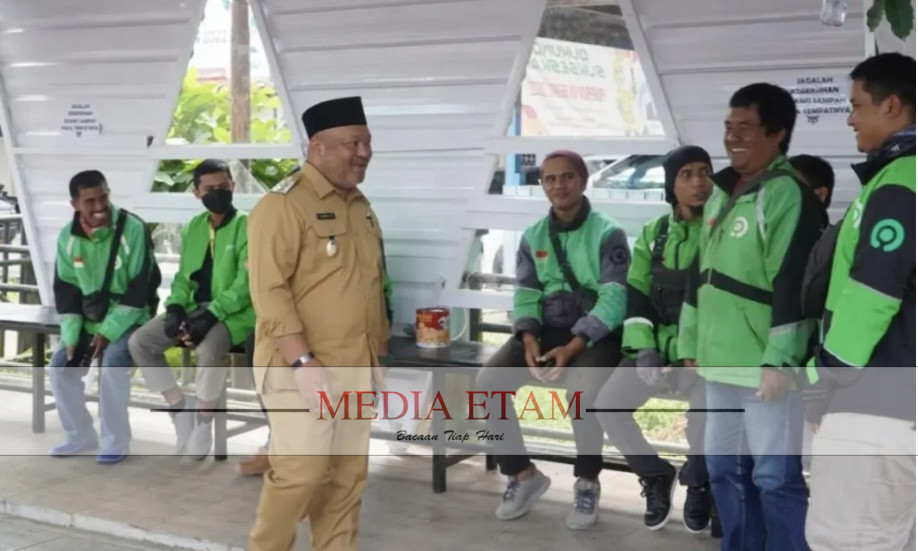 Wakil Bupati Berau, Gamalis saat bertandang ke markas para Ojol berbasis Gojek di Jalan Mangga II, Tanjung Redeb. [Document Halo Berau / Mediaetam.com]