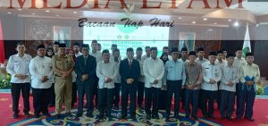 Wakil Gubernur Kaltim, Hadi Mulyadi bersama tim pengawas MTQ tingkat Provinsi Kaltim foto bersama usai pelantikan (Foto: Iswanto/Mediaetam.com).