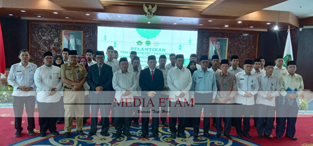 Wakil Gubernur Kaltim, Hadi Mulyadi bersama tim pengawas MTQ tingkat Provinsi Kaltim foto bersama usai pelantikan (Foto: Iswanto/Mediaetam.com).