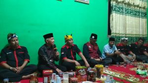 Wakil ketua DPRD Kalimantan Timur, Muhammad Samsun saat menemui warga Banyuwangi di Kukar (Foto Istimewa).