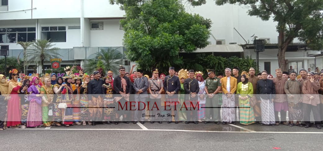 Wali Kota Samarinda bersama sejumlah guru dan pejabat Pemkot Samarinda (Foto Iswanto, Mediaetam.com).