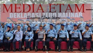 Puang Dirham saat sesi foto bersama mengikuti kegiatan Deklarasi Langkah Progressive Wujudkan Rutan dan Lapas Bebas Peredaran Handphone, Pungli dan Narkoba (Halinar). [Dokumen Rutan Tanjung Redeb / Mediaetam.com]