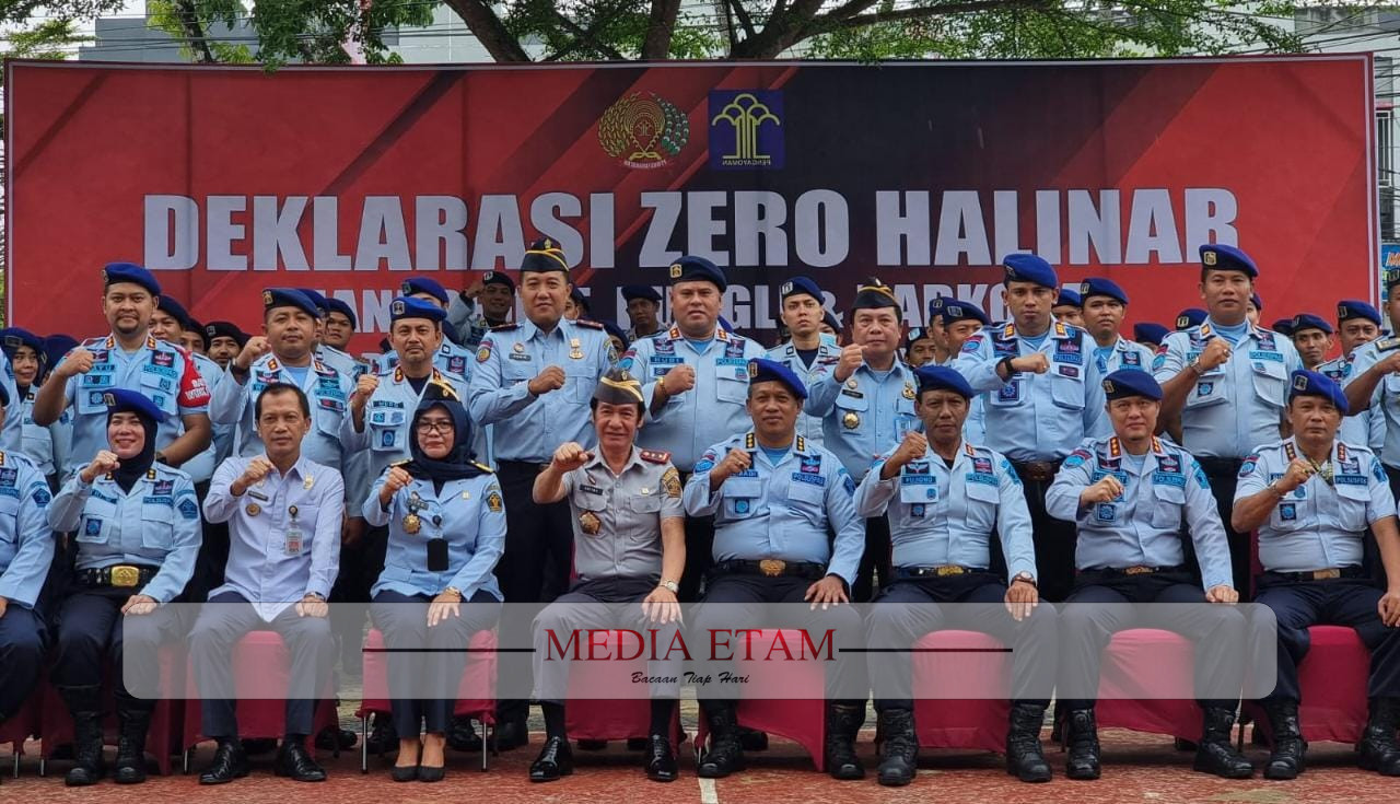 Puang Dirham saat sesi foto bersama mengikuti kegiatan Deklarasi Langkah Progressive Wujudkan Rutan dan Lapas Bebas Peredaran Handphone, Pungli dan Narkoba (Halinar). [Dokumen Rutan Tanjung Redeb / Mediaetam.com]