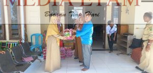 Dinsos Berau dan Pemerintah Kecamatan Teluk Bayur saat menyerahkan bantuan kepada warga Tumbit Melayu. [Dokumen Pemerintah Teluk Bayur / Mediaetam.com]